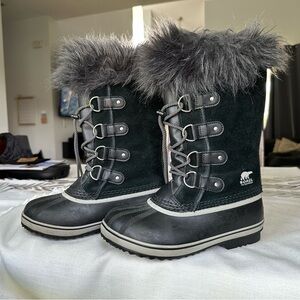 SOREL YOUTH JOAN OF ARCTIC Black/Dove Boots with Faux Fur Size 4 US, 3 UK EUC